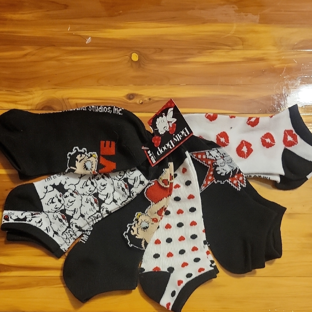 6 Pair Betty Boop Fun Ankle Socks - Black, White, Red